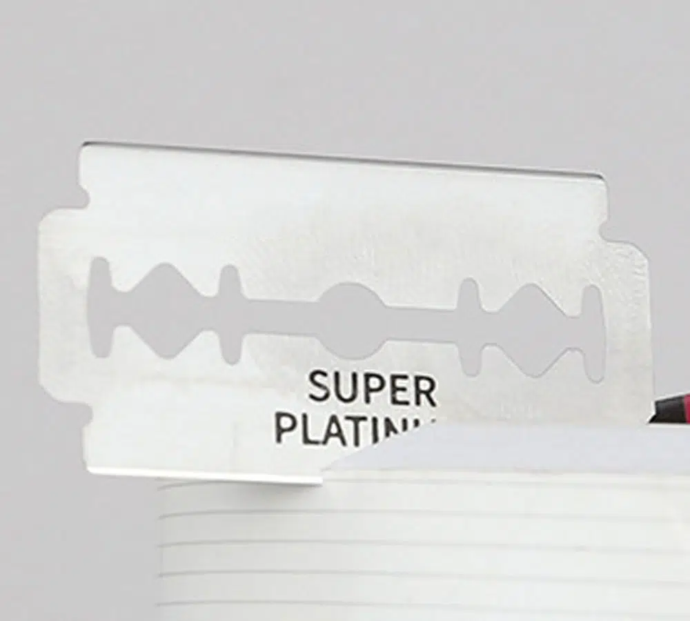 Currently, there are 4 different materials of razor blades in the market, stainless steel, carbon steel, platinum coated, and ceramic. Most of our razor blades are made of stainless steel because of its durability, rust resistance, and sharpness retention. To select the most suitable razor blade for the safety razor, you can consider the sharpness of the blade, the skin sensitivity of your consumers, and the shaving technique. It's a good idea to try out a few different samples to see which one works best for your target markets.